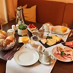 Weingut & Gaestehaus Christoph Cluesserath Bed & Breakfast 4*