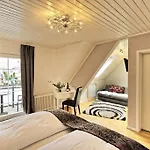 Weingut & Gaestehaus Christoph Cluesserath Bed & Breakfast 4*