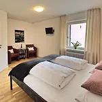 Weingut & Gaestehaus Christoph Cluesserath Bed & Breakfast Trittenheim
