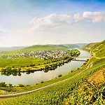 Gästehaus mit Weitblick im Weingut Christoph Clüsserath&Bernhard Eifel Bed and breakfast
