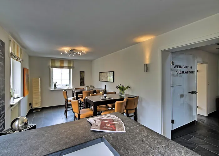 Weingut & Gaestehaus Christoph Cluesserath Bed & Breakfast Trittenheim